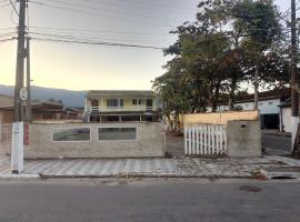 1 Casa piso superior e 1 Kitnet Térrea, individuais, o estacionamento área comum, homestay di Bertioga