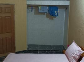 STUDIO 2 Climatisé et Ventilateur Plafonnier et WIFI GRATUIT A 6 NUITEES DE RESERVATION, hotel in Lomé