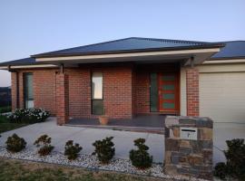Brand new self-contained one bedroom unit, hotel in Queanbeyan