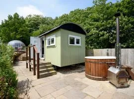 Penlea Retreat Luxury Coastal Shepherds Hut 5 Minute Walk to Pubs and Village