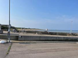 Liten stuga på stor tomt, boende vid stranden i Vejbystrand