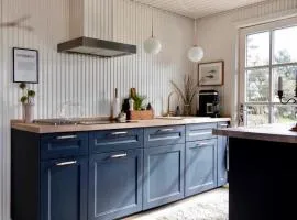 Hyggeligt Sommerhus med havudsigt