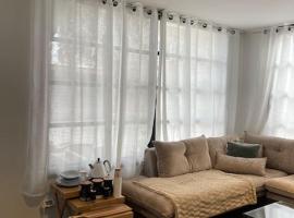 A cozy place with free parking and spacious garden, cottage in El Makr