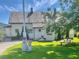 Nakkentunet - familievennlig hus på gårdstun., golf hotel in Ørskog