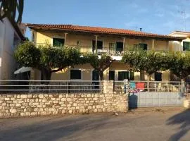 Floisvos Apartments