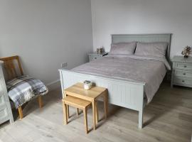 Bright, quiet room in the center of Newbury, Bed & Breakfast in Newbury