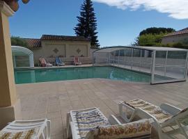 Gîte la glycine avec piscine au mas de Saint Jean, hotel en Saint-Romain-en-Viennois