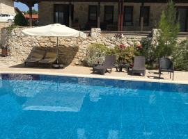 Rustic Modern Patio Home With Shared Pool, hotel v destinaci Kırıkyayla
