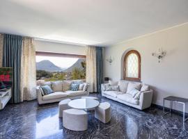 Stunning Estate on Como lake, Free parking & Wi-fi, hotel na may parking sa Carlazzo