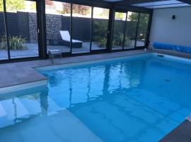 chambre d'hote dans villa avec piscine, hotel met parkeren in Étival-lès-Le Mans