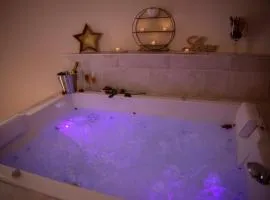Le Mas aux Amoureux , Suite Romantique et Spa