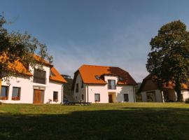 Hiša na Ravnah, guest house di Pišece