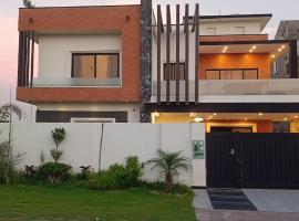 Haven Lodge - charming home with Hot tub, Garden, Mountain view, hotel in Islamabad