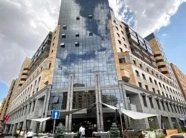 Modern Apartment +Balcony next to Republic Square, City Center