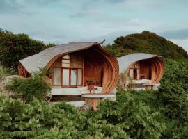 Kini Resort - Oceanfront Bamboo Eco Lodges, hotel con estacionamiento en Sekongkang