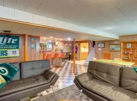 Retro Green Bay Home Steps to Lambeau Field!