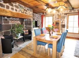 AUX VALLONS MELODIEUX, holiday home sa Thiézac