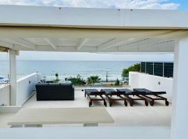 Fantasea Beachfront Villa – hotel w mieście Makry Gialos
