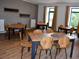Viesnīca Neu renoviert: 11 Zimmer mit großer Wohnküche, mitten in der Natur pilsētā Neu Gaarz