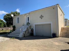 Nice villa next to the Canal du Midi and the Meditarean Sea, hotel in Creissan