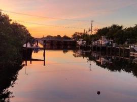 Tranquil Waterfront Apt in North Palm Beach, FL, hotel in North Palm Beach