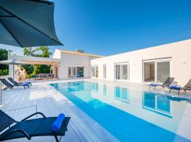 Villa Ami, Roda, Corfu: 10 guests, heated pool, private mini golf, pool table & more!!, cabaña o casa de campo en Rodas