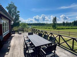 Idylliskt hus med sjöutsikt., hotel v destinaci Östhammar