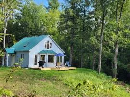 Magical Retreat Cottage, Autumn Colors and Waterfalls - Vermont Getaway