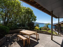 Tironui Lake Tarawera: Lake Tarawera şehrinde bir otel