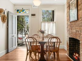 Redfern Terrace House l 2 Bedrooms & Loft, aluguel de temporada em Sydney