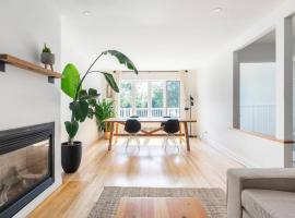 Bright Riverfront 3-Bedroom Condo, hotel em Montréal