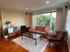 Refined, Retro & Relaxing, hotel in Paraparaumu
