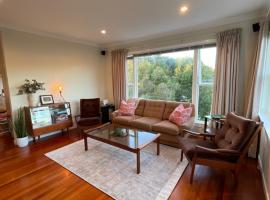 Refined, Retro & Relaxing, cabana o cottage a Paraparaumu