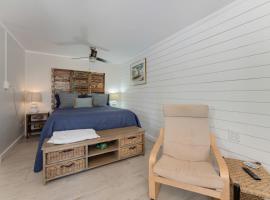 Tides Inn on the Bay Vacation Homes, hotel in Bradenton Beach