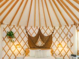 Camposanto Glamping - The Peacock Yurt, glamping em Austin