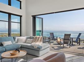 Beachfront Luxury Suite #18 at THE BEACH HOUSE, cabaña o casa de campo en Campbell River