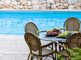 THE HOUSE ROSH PINA - 2BRM WITH POOl, hotel in Rosh Pinna