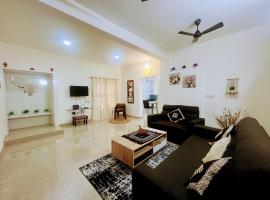 Artist's Bohemian villa in artsy neighborhood., hotel din Mangalore