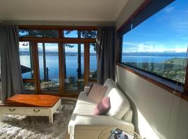 The Nest - Relax & Unwind with Breathtaking Views over Lake Taupo、タウポのバケーションレンタル