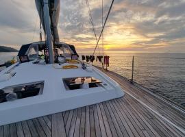 Pirate & Captain's Sailboat, sewaan penginapan di Kampong Lalang