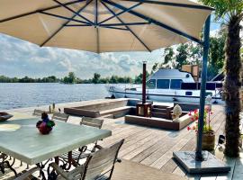 NEW - LITTLE IBIZA, on a lake near Amsterdam, with HOT TUB!, barco em Vinkeveen