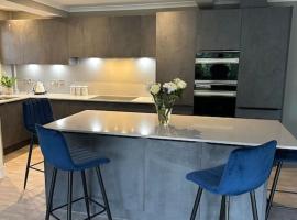 Cameron Coach House Modern Property in Murrayfield Edinburgh, Hotel in Edinburgh