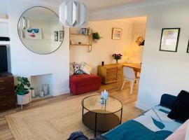Whitstable contemporary cosy home with parking, holiday home in Kent