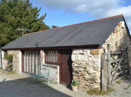 Cozy, open plan barn with log burner, hotel in Truro