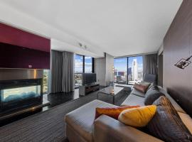 Modern Luxury 17 Floor Panoramic Huge Corner Suite, holiday rental in Las Vegas