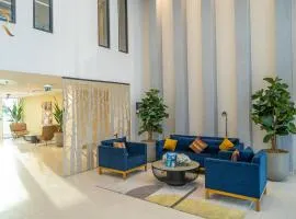 Yas Escape - Stylish Boho Studio with Pool, Near Yas Mall