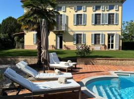 CASCINA BELLAVISTA - Luxury Country Villa + Pool โรงแรมที่มีที่จอดรถในAltavilla Monferrato