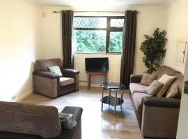 Leixlip 4-Bed Home Sleeps 6 Ideal for Groups
