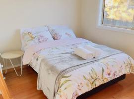 Cozy Retreat with 2 Bedrooms, Near Avalon Airport, hotel in Werribee