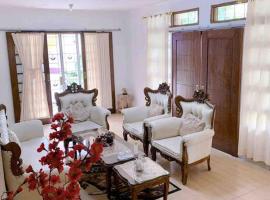 Guest House Sakura F3, hotel with parking in Karangtengah